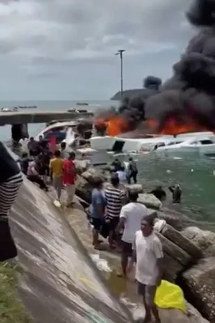 恐怖快艇在加油时爆炸，杀死政治家和随从