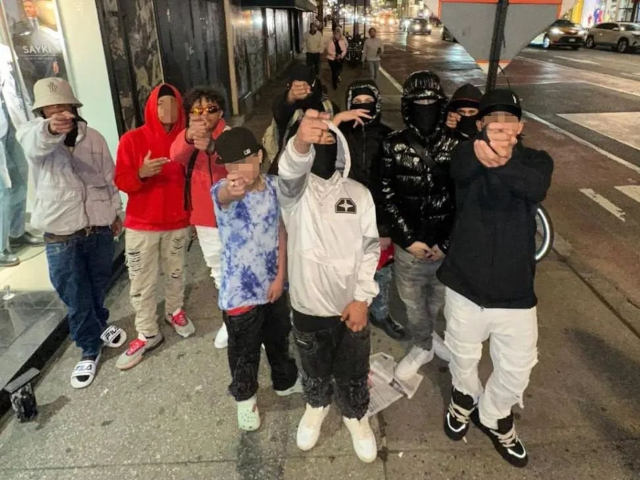 特伦·德·阿拉瓜带领少年帮派“42街小恶